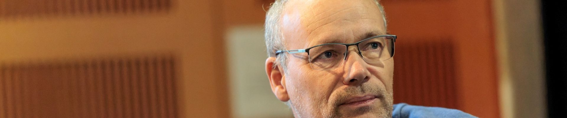 Klicken um die Schaltflächen oben zu zeigen oder zu verbergen