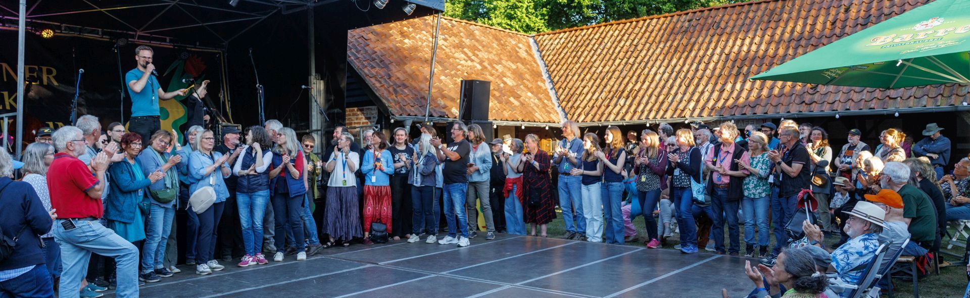 Klicken um die Schaltflächen oben zu zeigen oder zu verbergen